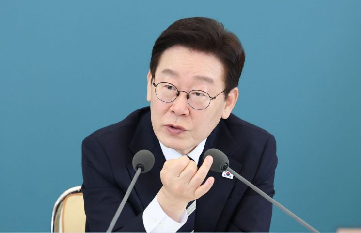 李대통령 "무안국제공항 폐쇄 장기화…빨리 재개항해야"