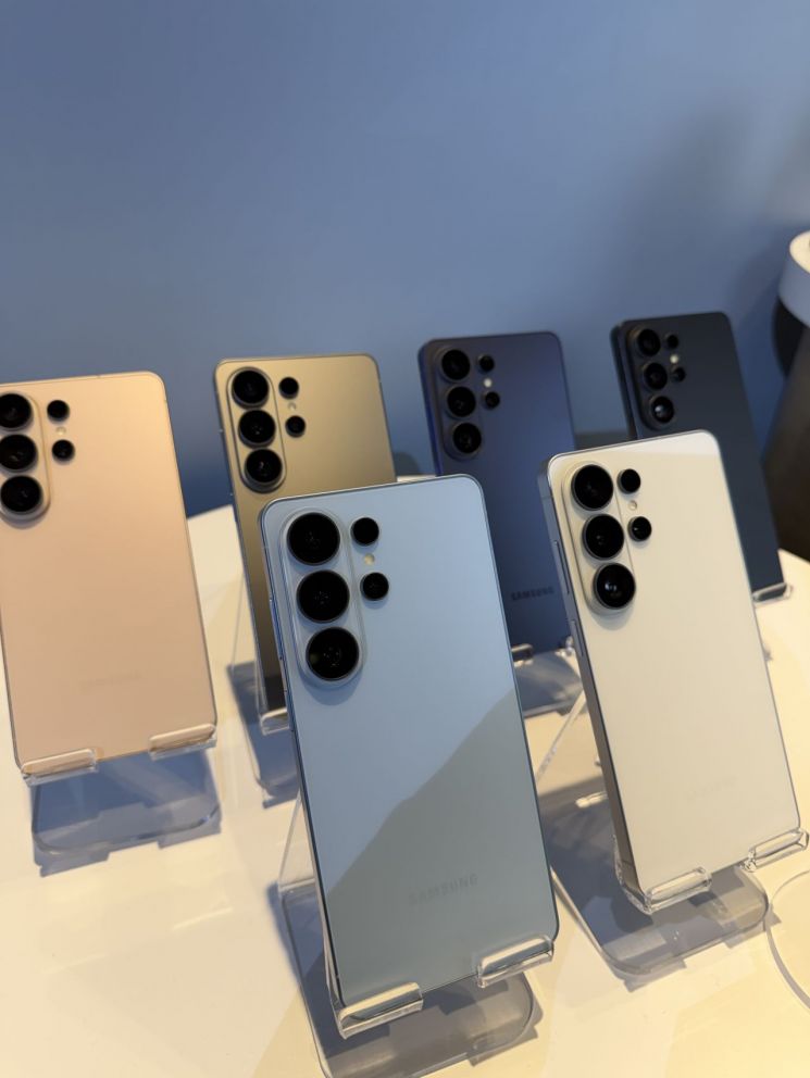 "택시 불러줘" AI 더 쉽게 쓰는 갤럭시S26…"8억대 판매 목표"