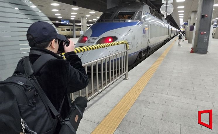 수서역에 뜬 파란 KTX…10년 '쪼개진 철도' 합치니 955석도 모자랐다