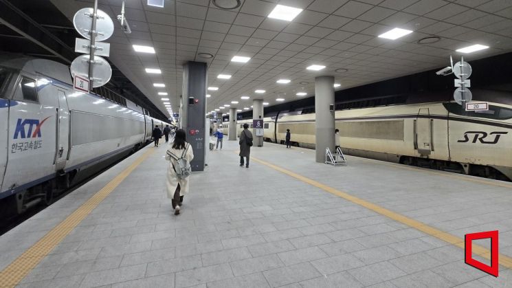 수서역에 뜬 파란 KTX…10년 '쪼개진 철도' 합치니 955석도 모자랐다