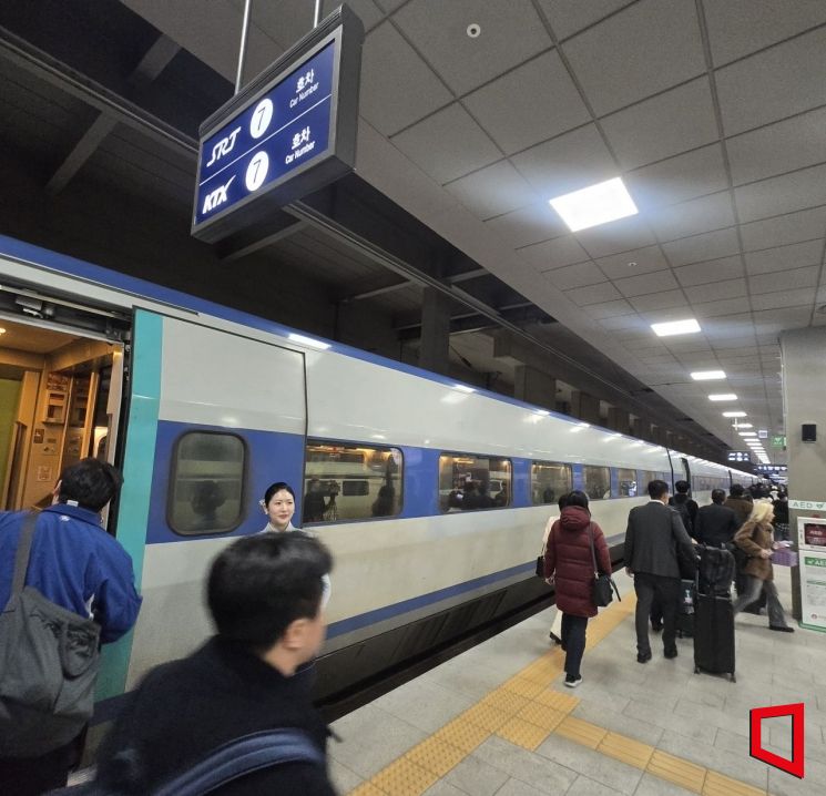 수서역에 뜬 파란 KTX…10년 '쪼개진 철도' 합치니 955석도 모자랐다