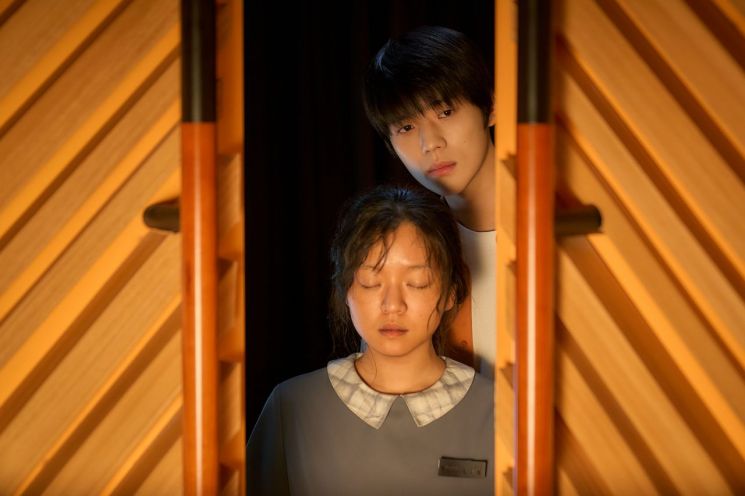 마주함보다 깊은 나란한 응시…고아성이 세공한 '사랑의 본질'[라임라이트]