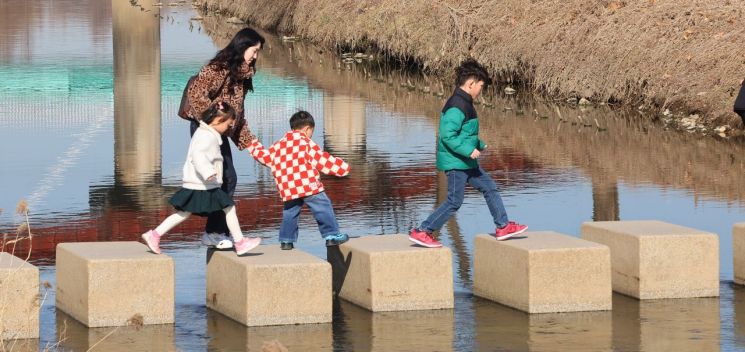 [날씨]예년보다 따뜻한 낮 '봄기운'…"일교차는 커요"