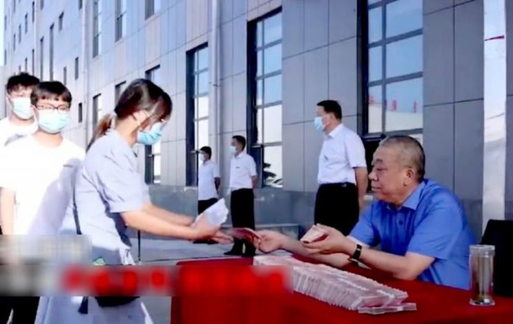 '370억 성과급 벼락' 맞은 직원들…125억 쌓아 놓고 "지폐 센 만큼 가져가라"