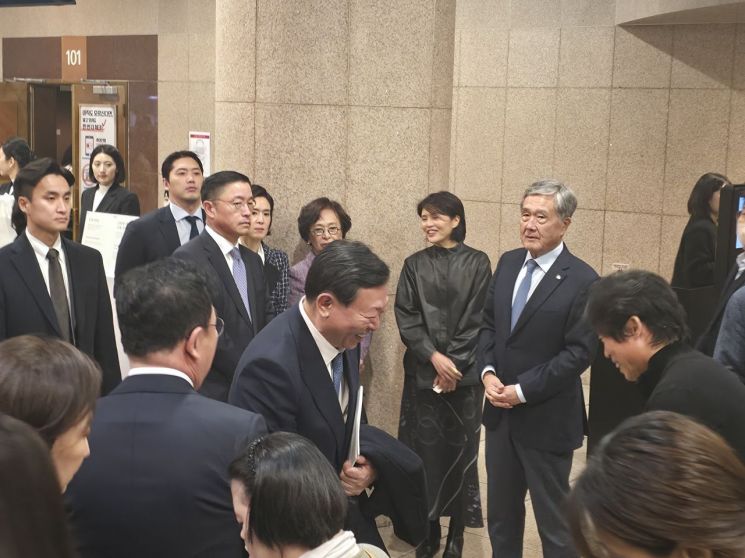 25일 오후 서울 예술의전당에서 열린 고(故) 정주영 창업회장 추모 음악회에서 신동빈 롯데그룹 회장과 배우 유해진씨가 인사하고 있다. 최영찬 기자