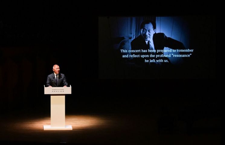 정의선 현대차그룹 회장이 25일 오후 서울 예술의전당에서 열린 고(故) 정주영 창업회장 추모 음악회에서 추모사를 하고 있다. 현대차