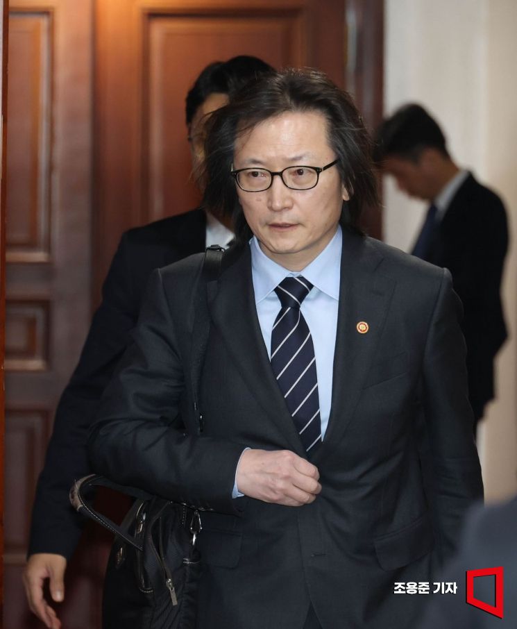 주병기 공정거래위원장이 26일 서울 종로구 정부서울청사에서 열린 민생물가 특별관리 관계장관 TF에 참석하고 있다. 2026.2.26 조용준 기자