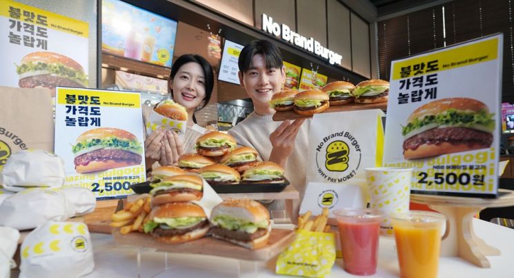 [오늘의신상]고물가 속 가성비 승부…신세계푸드, 2500원 버거 내놨다