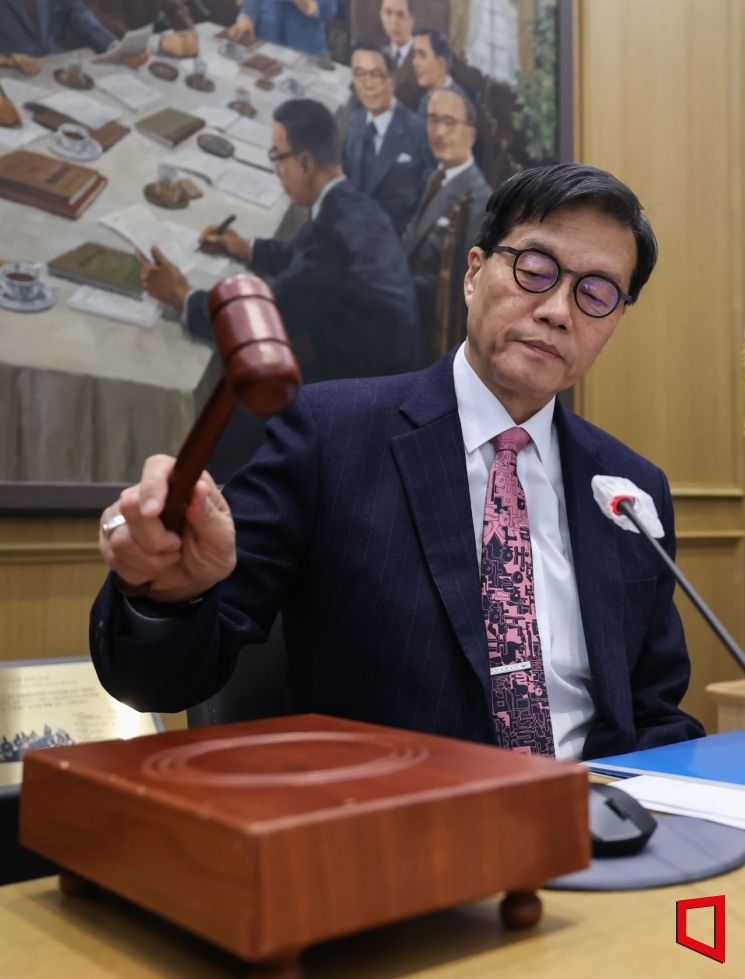 이창용 한국은행 총재가 2월26일 서울 중구 한국은행 본관에서 열린 금융통화위원회 본회의에서 의사봉을 두드리고 있다. 2026.02.26 사진공동취재단
