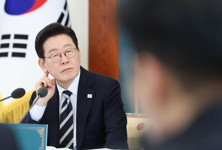 李 "무한대로 끌 수는 없다"…광주공항 임시 국제선 검토 부상(종합)