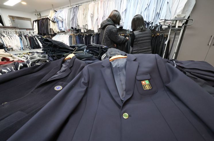 지원금 30만원인데 다 합치면 60만원 훌쩍…정부 "정장형 아닌 편한 교복 전환"