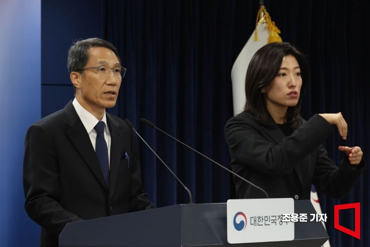 [포토] 지방선거 가짜뉴스 엄정 대응 발표하는 유재성 경찰청장대행