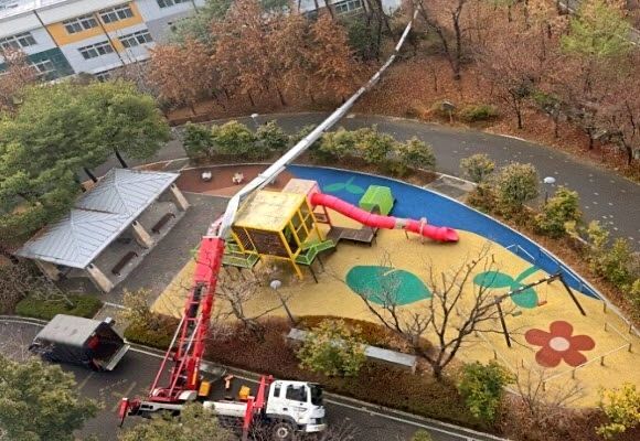 광주 아파트 단지서 60m 사다리차가 놀이터 덮쳐…인명피해는 없어