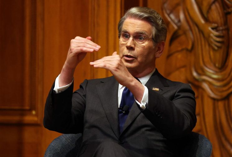 美재무 "'관세 환급소송' 페덱스, 소비자에 돌려줄 방안 밝혀야"