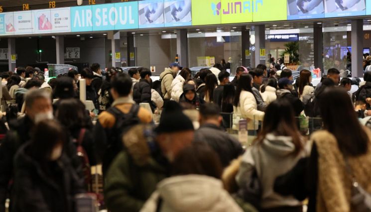 딱 한국만 없다…"돈이라도 내서 빨리 나가고 싶은데" 국민 눈치만 보다 멈칫[인천공항 '세계 1위'의 민낯]②