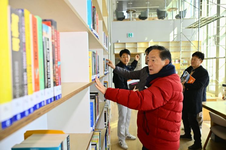 이병선 속초시장, 개관 앞둔 ‘속초어린이영어도서관’ 현장 점검 나서