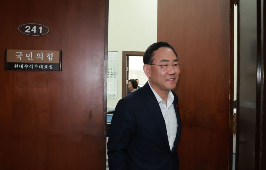 국민의힘 주호영 의원이 26일 국회에서 국민의힘 대구·경북 의원들과 대구·경북 통합 특별법안 논의를 한 뒤 이동하고 있다. 2026.2.26 연합뉴스