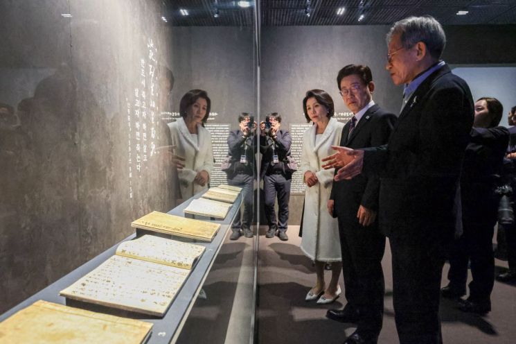 李대통령 부부, 국중박 방문…'우리들의 이순신' 관람