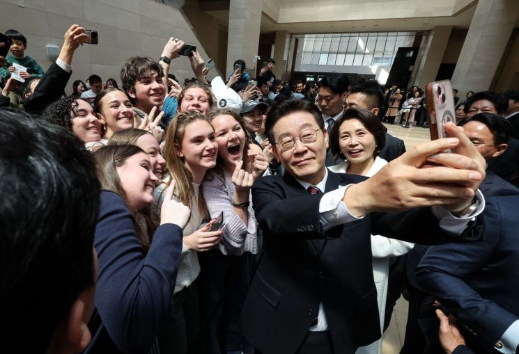 李대통령 부부, 국중박 방문…'우리들의 이순신' 관람