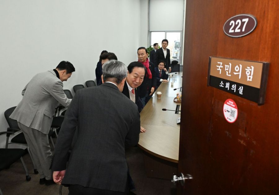국민의힘 장동혁 대표가 26일 서울 여의도 국회에서 6·3 지방선거를 앞두고 '절윤' 문제 등 당이 나아가야 할 방향을 논의하기 위해 중진회의를 열어 입장하며 의원들과 인사 하고 있다. 2026.2.26 연합뉴스