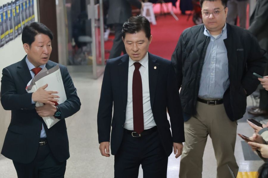 국민의힘 경북도당위원장인 구자근 의원이 26일 국회에서 국민의힘 대구·경북 의원들과 대구·경북 통합 특별법안 논의를 하기 위해 회의실로 향하고 있다. 2026.2.26 연합뉴스