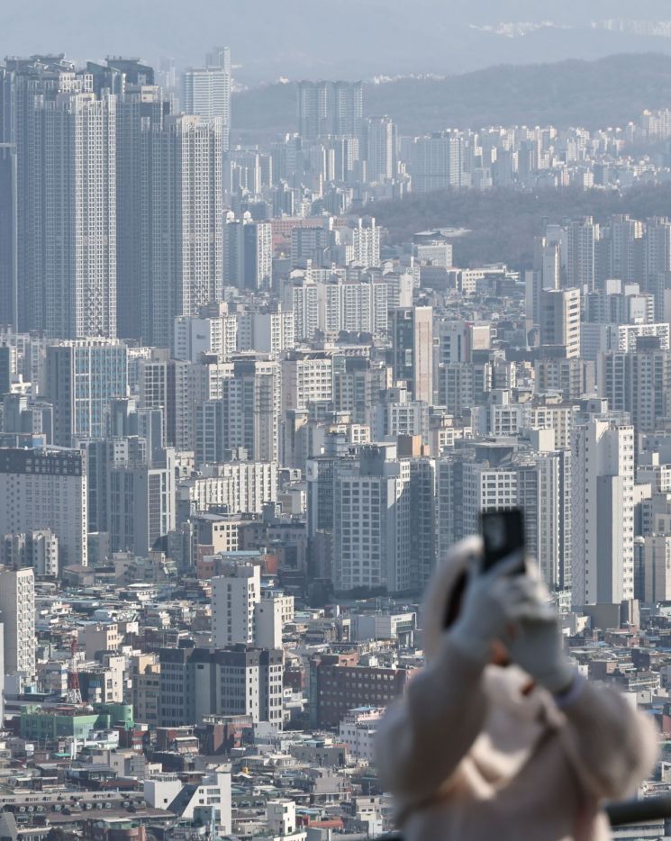 "이제 시작인가"…콧대 높던 강남3구·용산 아파트값, 2년만에 하락 전환