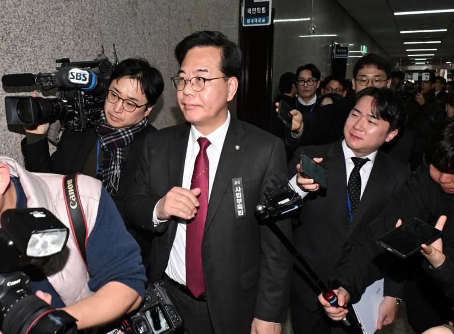 송언석 국민의힘 원내대표가 26일 국회에서 국민의힘 대구·경북 의원들과 대구·경북 통합 특별법안 논의를 한 뒤 이동하고 있다. 2026.2.26 김현민 기자