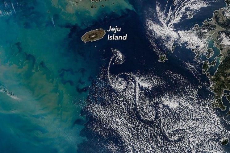 제주 하늘에 또 꽈배기 구름…NASA가 포착한 '카르만 소용돌이' 뭐길래