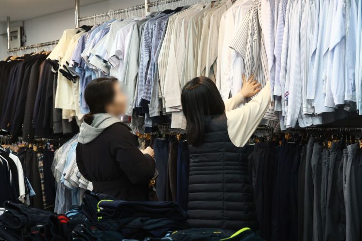 교육부는 이날 '민생물가 특별관리 관계장관 태스크포스(TF)' 회의에서 '교복 가격 개선방안'을 발표했다. 교육부는 당장 27일부터 3월 16일까지 시도교육청과 함께 전국 중·고등학교 약 5천700곳을 상대로 '교복비 전수조사'에 나선다. 교육부는 "4대 브랜드와 소규모 업체 등 교복 사업자는 물론 유통구조, 교복 가격, 불공정행위 유형 등을 모두 분석할 것"이라며 "올해 안으로 실효성 있는 구매 제도 개선 방안을 마련할 것"이라고 밝혔다. 연합뉴스