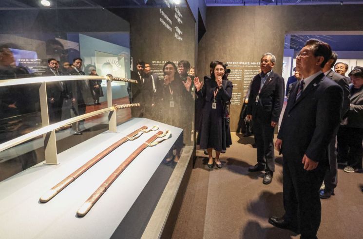 국중박 방문한 李대통령 부부, '우리들의 이순신' 관람…시민과 '셀카'(종합)