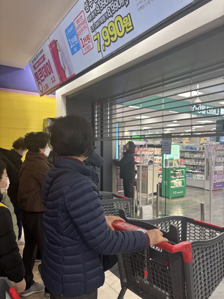 롯데마트 제타플렉스 잠실점에서 개점시간에 셔터가 올라가자마자 입장하는 고객들. 권재희 기자.