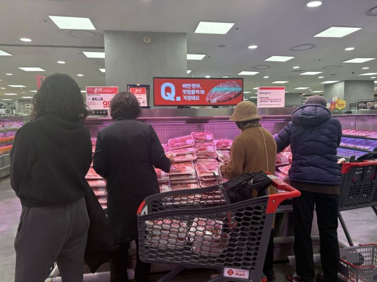 롯데마트 제타플렉스 잠실점 돼지고기100g당 990원 행사 매대에 고객들이 모여 있는 모습. 권재희 기자