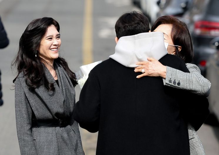 아들 서울대 입학식 찾은 이부진…홍라희와 함께 '환한 웃음'