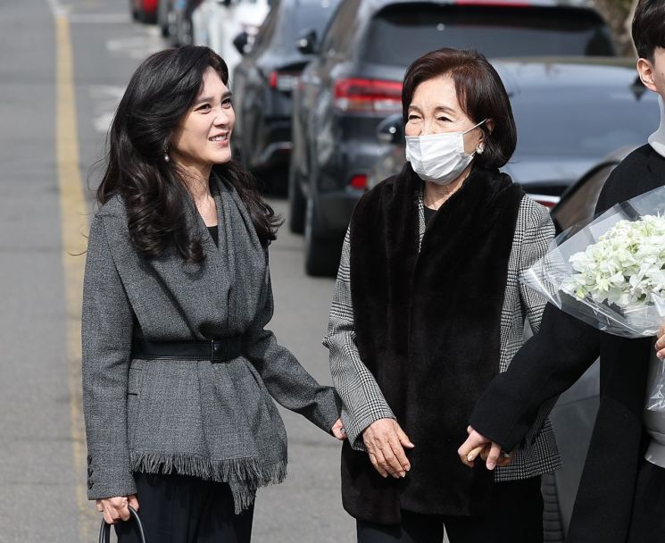 아들 서울대 입학식 찾은 이부진…홍라희와 함께 '환한 웃음'