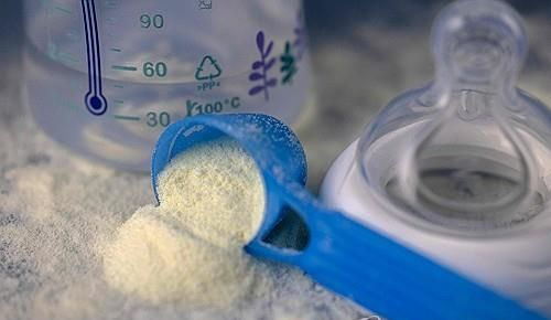 아기 3명 숨졌다…"모유랑 똑같이 만든다더니 '독소' 범벅" 분유 정체