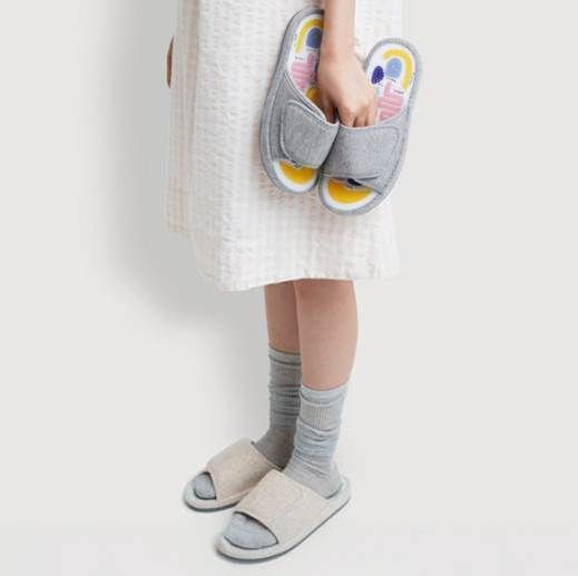 "아이돌이 신어서 난리난 게 이거였어" 5일만에 1억원 찍은 자주 '지압 거실화'