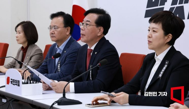 [포토] 당사 압색에 송언석 "정권 충견이 野 심장 찔러…야당말살"