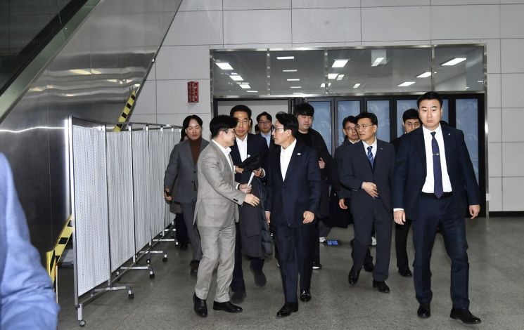 김포시(시장 김병수)가 27일 김포골드라인 사우역을 방문한 김민석 국무총리와 대동해서 혼잡도를 점검하고 있다. 김포시 제공