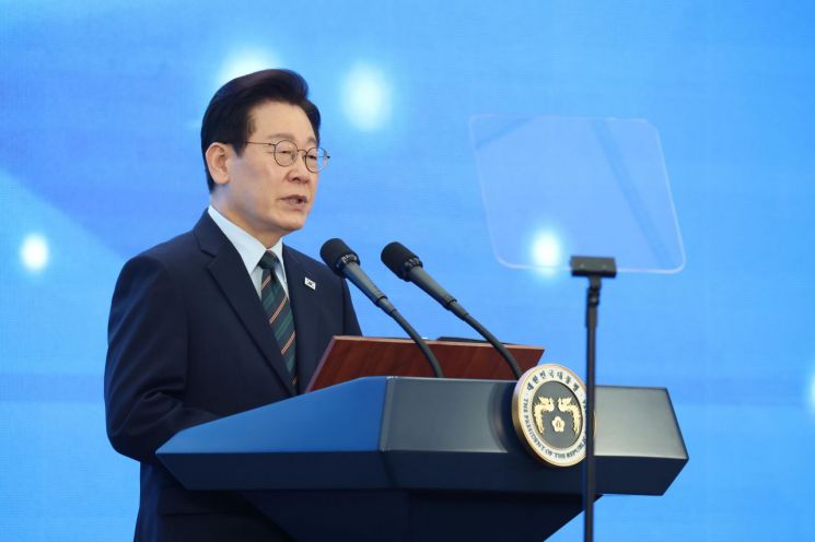 李, 현대차 새만금 투자에 "더 과감한 지원 화답…규제 파격적으로 낮출 것"