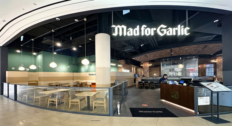 ‘위드 펫(With Pet)’ 2호점 매드포갈릭 안성스타필드점 매장. 엠에프지코리아 제공.