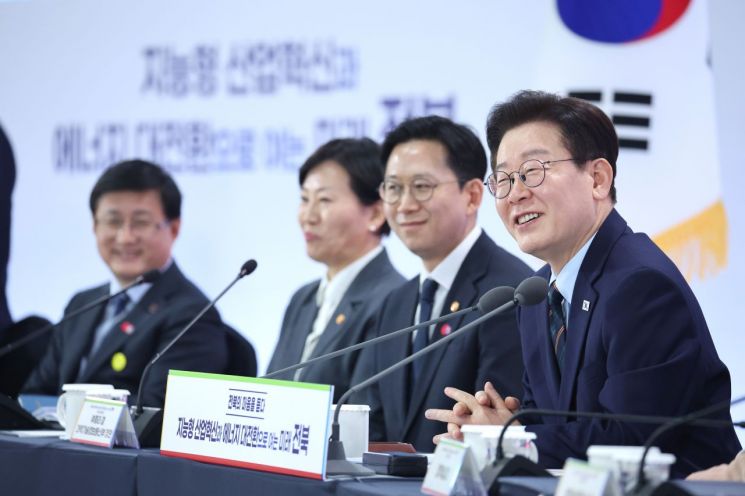 전북 찾은 李대통령 "균형발전은 시혜 아닌 생존 전략"…새만금 개발 재검토 필요