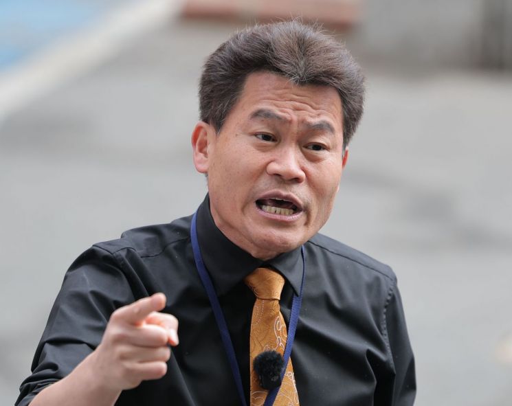 '경찰 출석' 전한길 "수갑 차고라도 이준석 토론회 나갈 것"