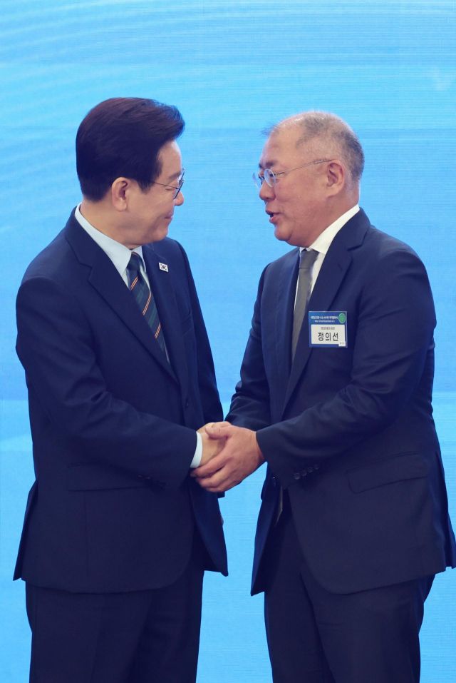 소방청에 무인로봇 기증한 현대차…李 "첨단기술 지원 감사"