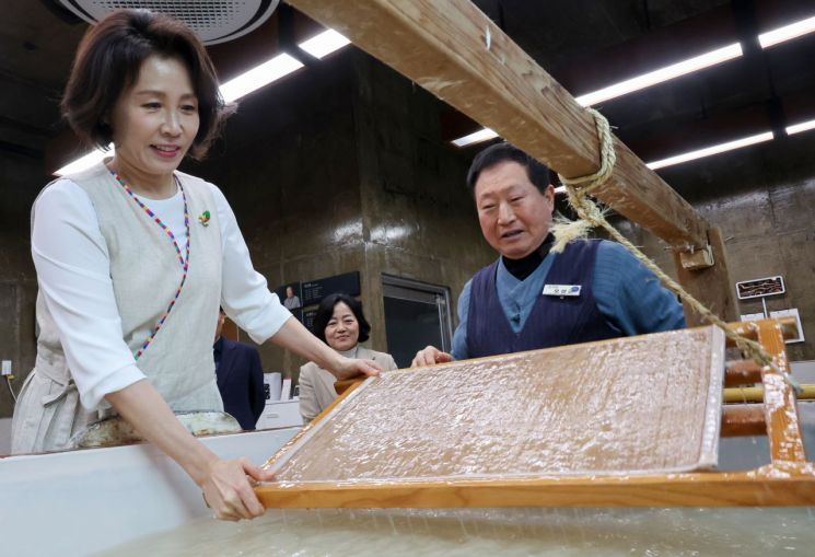 한지 제작 체험한 金여사 "문화유산, 세계 속에서 더 찬란히 빛나야"