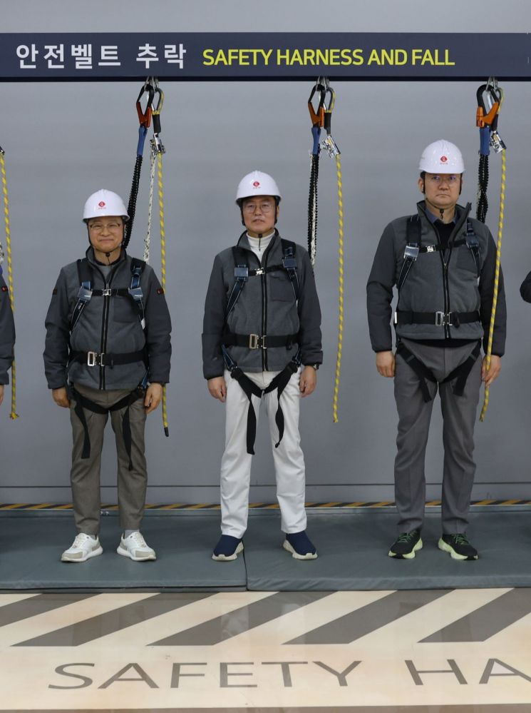 오일근 롯데건설 대표, '추락 방지' 직접 실습…현장 안전 고삐