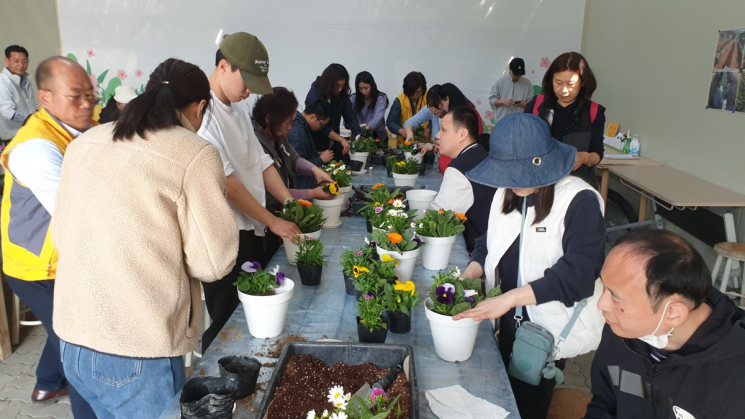 '꽃으로 배우는 농업'… 울산시 농업기술센터, 초화양묘장 체험교육 실시