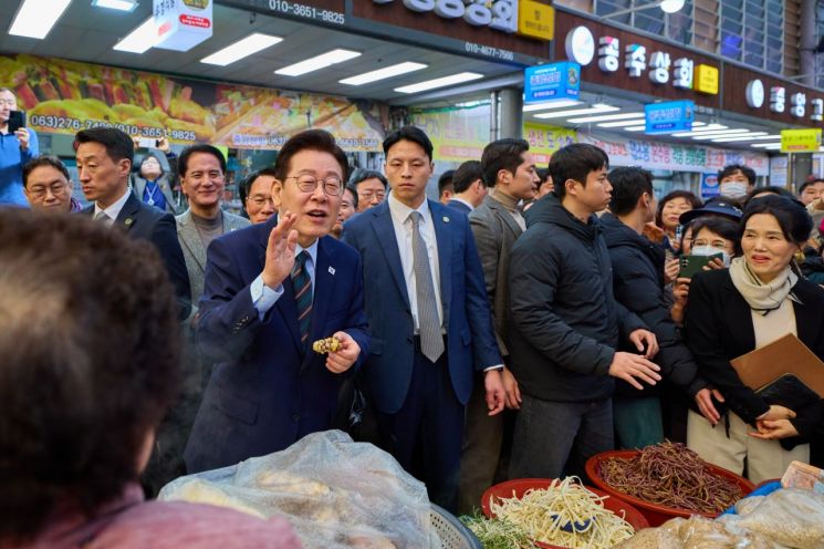 시장 상인 "좀 쉬세요"…李대통령 "제가 열심히 해야 세상이 바뀌죠"