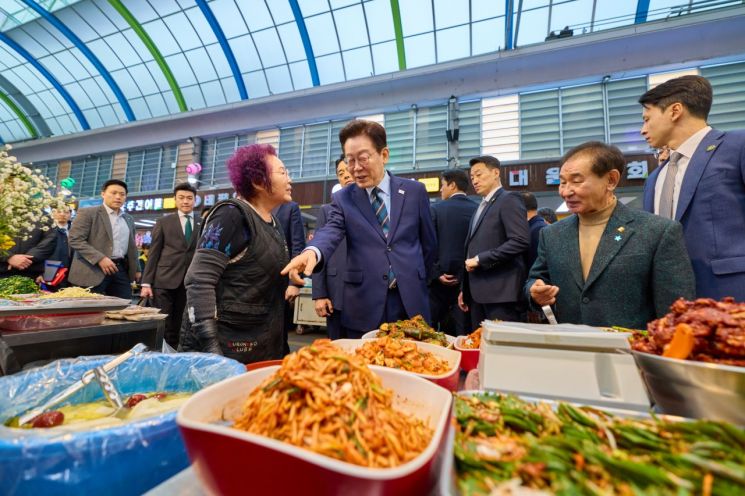 시장 상인 "좀 쉬세요"…李대통령 "제가 열심히 해야 세상이 바뀌죠"
