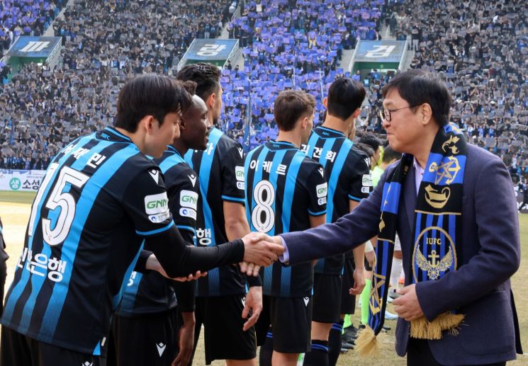 최휘영 장관 K리그1 개막 현장 방문…프로축구 발전 방안 논의 