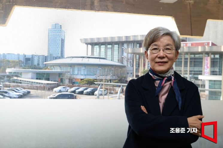 박정희 국립극단 단장이 서울 중구 장충단로 극단 사무실에서 아시아경제와 인터뷰 하고 있다. 조용준 기자